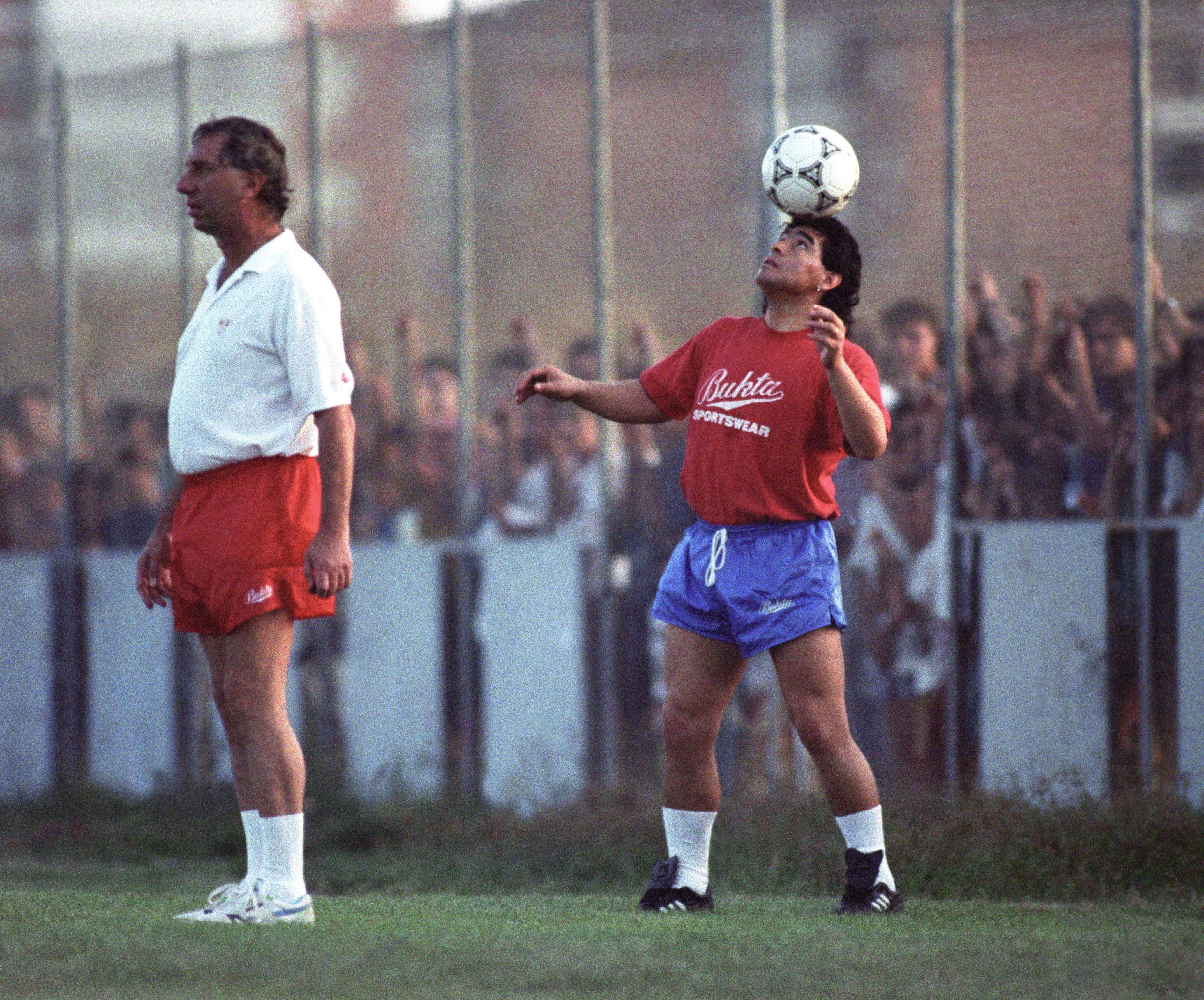 Diego Armando Maradona, junto al ese entonces entrenador del Sevilla, Bilardo, en uno de los partidos de entrenamiento en esa ciudad española. 