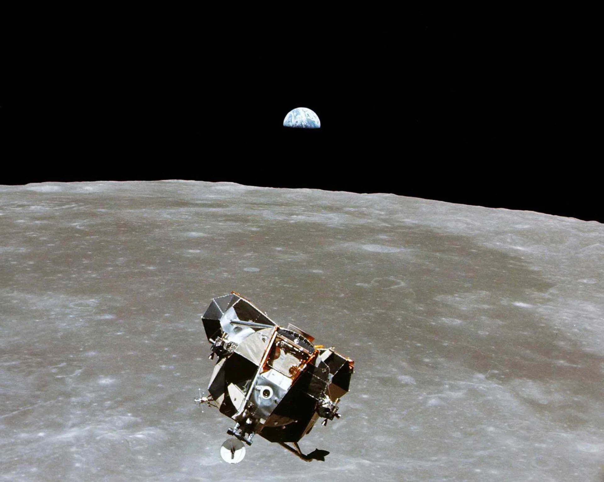 El módulo lunar con los astronautas Neil A. Armstrong y Edwin E. Aldrin Jr. a bordo, es fotografiado desde los módulos de comando y de servicio en órbita lunar, en julio de 1969. El astronauta Michael Collins, piloto del módulo de comando se quedó en orbita mientras sus compañeros exploraban la luna (Reuters)
