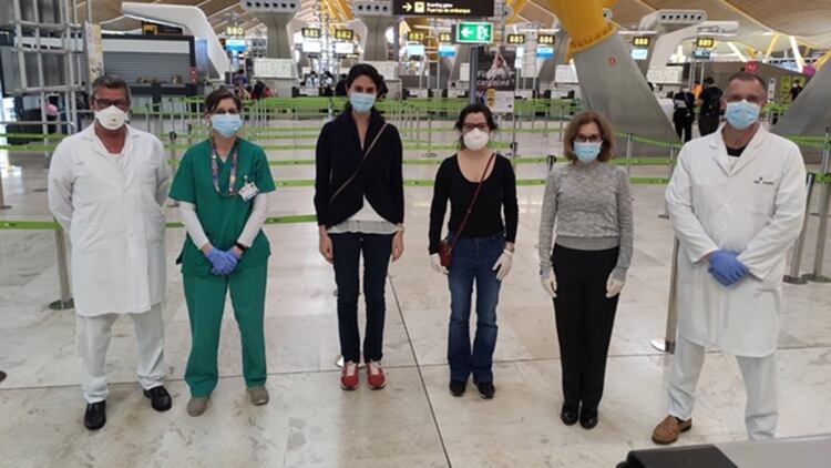 Este este es el equipo de profesionales que trabaja en el aeropuerto de Barajas, en cada vuelo de repatriación