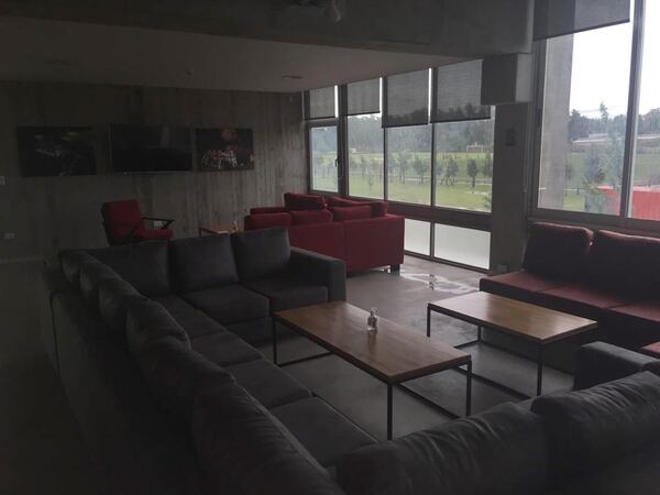 La sala de estar, espacio común y de reunión para los integrantes del plantel