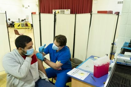 Un hombre recibe una vacuna contra el COVID-19 en Nueva York. (James Estrin/The New York Times)