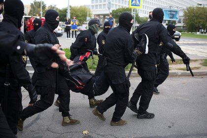 Más de 200 detenidos en un nuevo día de protestas en Bielorrusia (Tut. Por vía REUTERS)