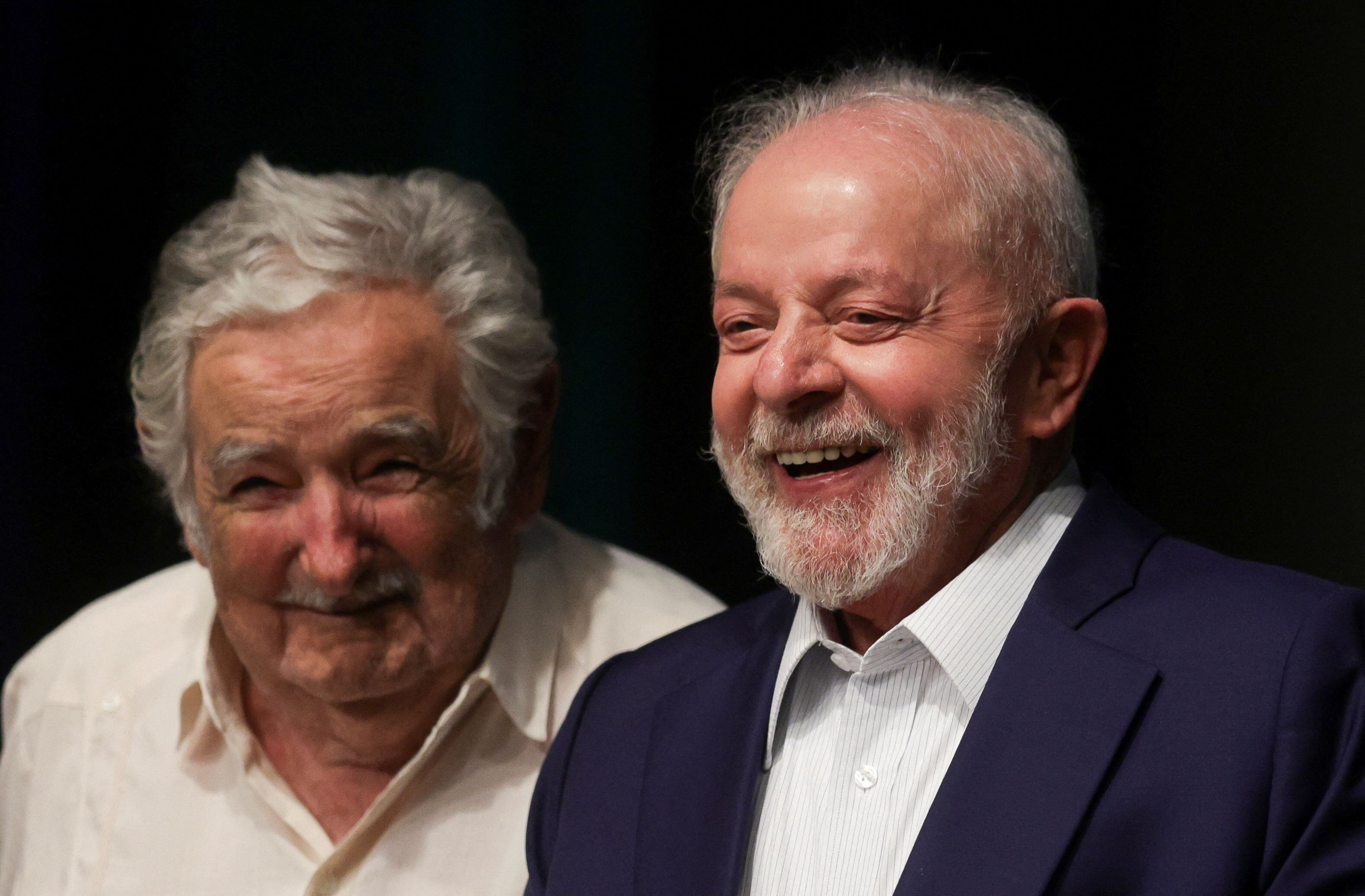 El expresidente de Uruguay José Mujica y el presidente de Brasil, Lula da Silva, en un evento en el Banco Nacional de Desarrollo en Río de Janeiro (REUTERS/Ricardo Moraes)