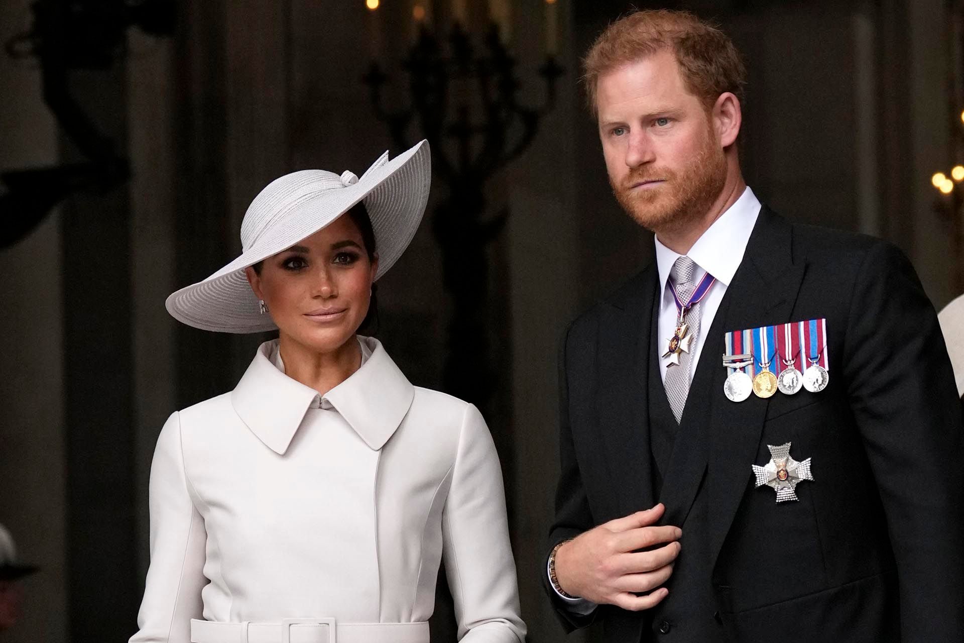 El príncipe Harry y Meghan Markle, duque y duquesa de Sussex después de un servicio de acción de gracias por el reinado de la reina Isabel II en la Catedral de San Pablo en Londres, el viernes 3 de junio de 2022  (AP Photo/Matt Dunham, Pool, File)