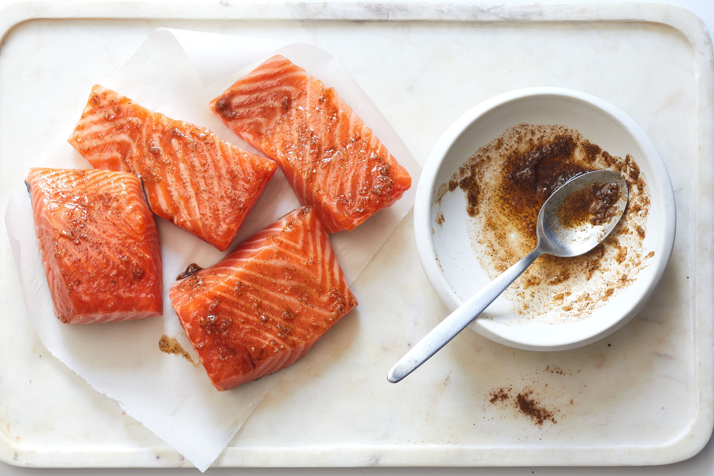 Pescado, pollo, legumbres, y nueces son fuentes de proteínas saludables y versátiles – pueden ser mezcladas en ensaladas, y combinan bien con vegetales en un plato (The New York Times)
