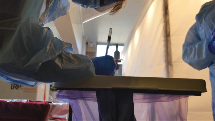 El primer ensayo clínico en humanos para probar una posible vacuna contra el nuevo coronavirus arrancó el lunes en Seattle, dijeron el lunes autoridades de salud de Estados Unidos, haciendo crecer las esperanzas en la lucha mundial contra la enfermedad. IMAGES