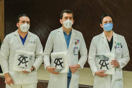 Saúl Álvarez donó equipo de protección para médicos residentes del Hospital Civil de Guadalajara (Foto: @JaimeAndradeV)