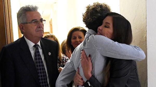 El abrazo entre Andrea Constand y Janice Dickinson, quien también denunció a Bill Cosby