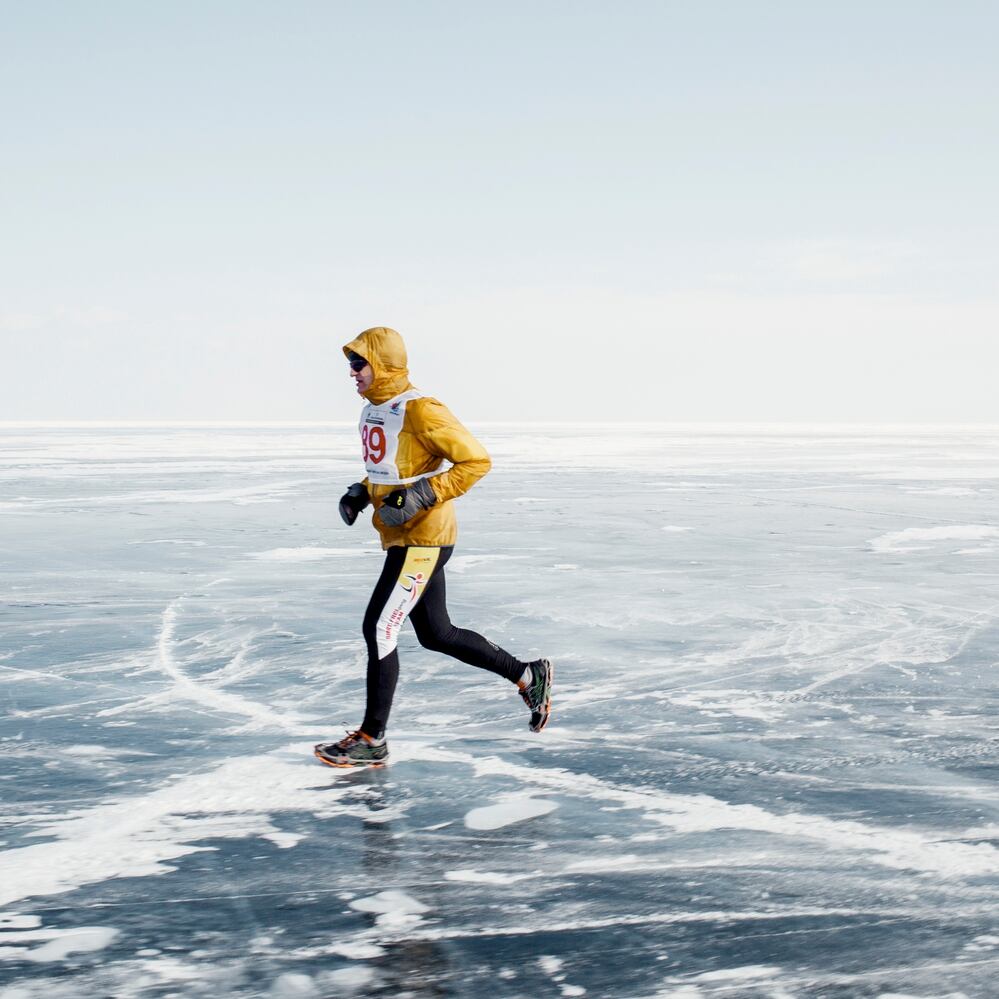 Вечером в холоде speed up. Байкал марафон. Фото забег айс РАН. Man Run on Ice. Marathon on natural Ice.