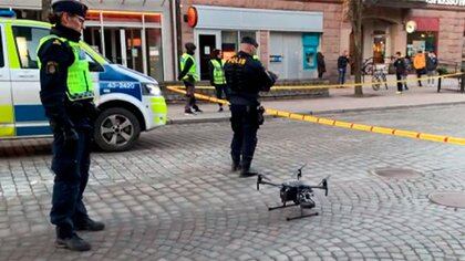 Dos agentes en la zona en la que se reportó un ataque terrorista con cuchillo, en Suecia