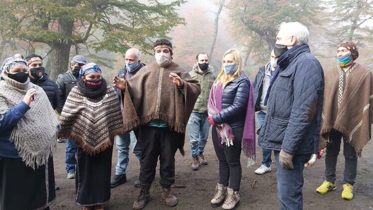 Los pobladores mapuches de Buenuleo guían a funcionarios del Ministerio de Seguridad en la zona donde se produjeron las agresiones. 