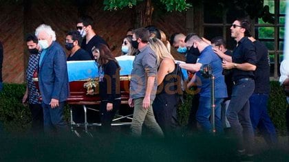 Ataúd: El cuerpo de Maradona va a su tumba en Bella Vista, rodeado de amigos y familiares.