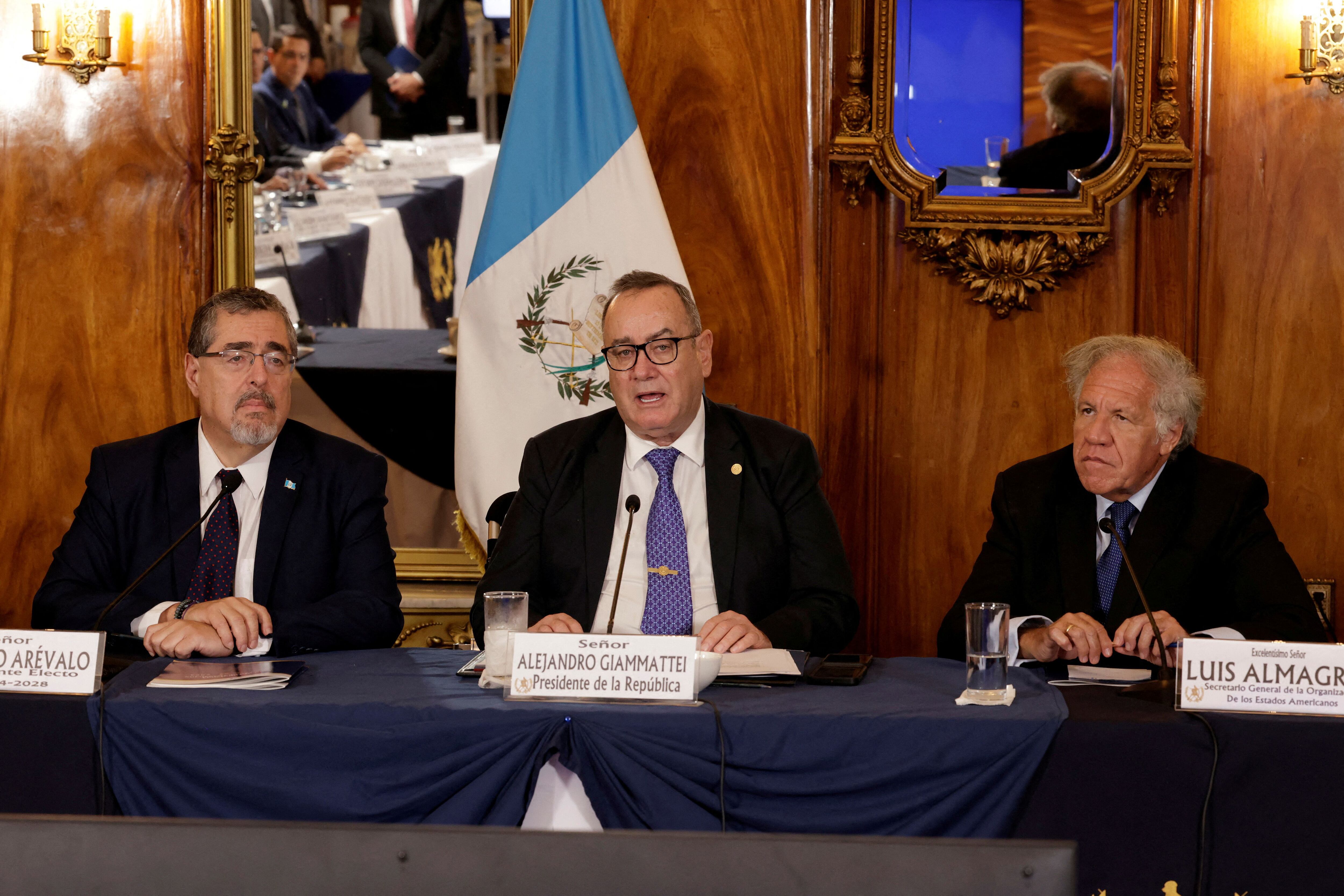 Bernardo Arévalo de León se reunió el lunes con el presidente Alejandro Giammattei y el secretario general de la OEA, Luis Almagro (Guatemala Presidency/Handout via REUTERS)