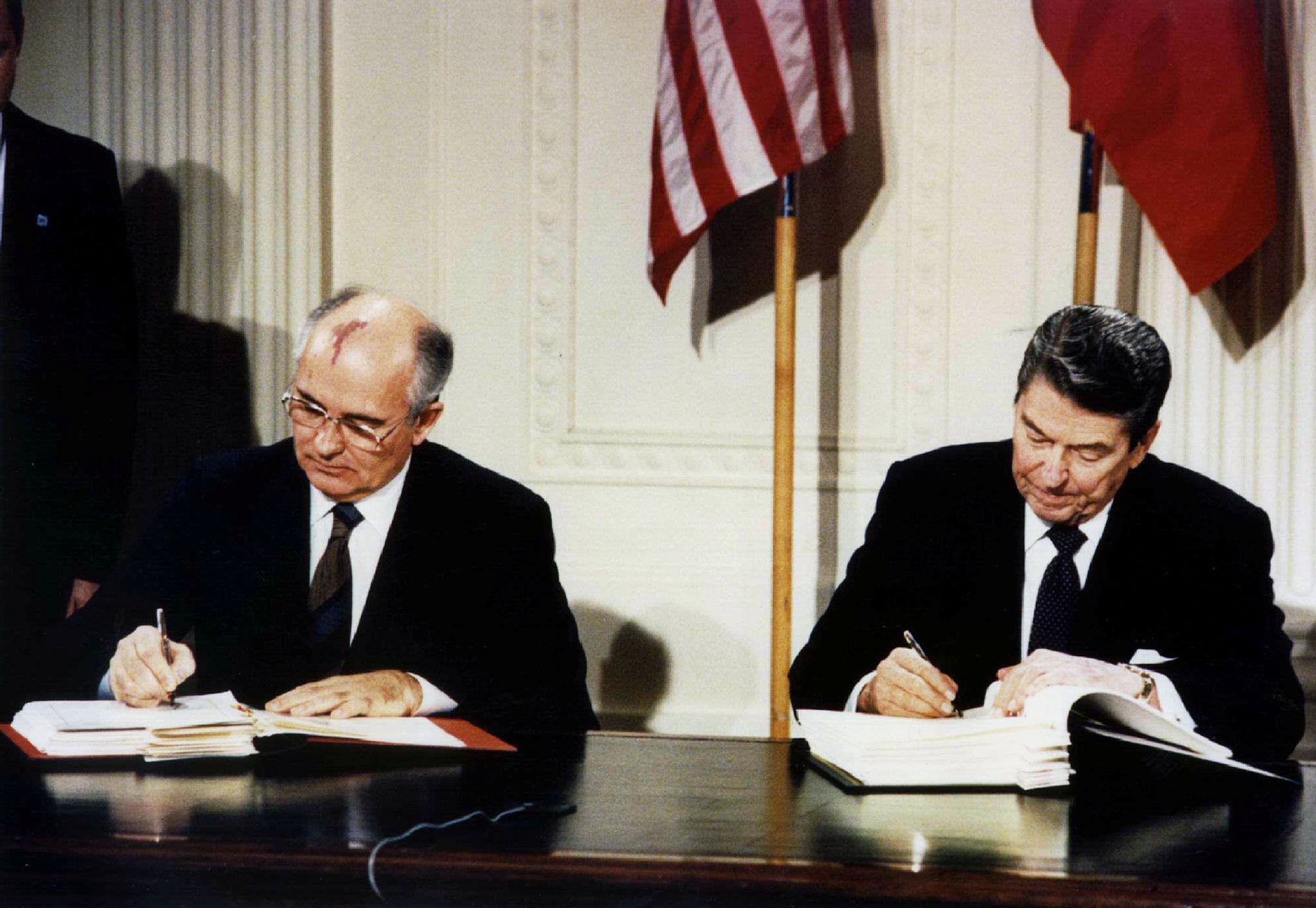 Mikhail Gorbachov, líder de la Unión Soviética, y el presidente estadounidense Ronald Reagan firmando el tratado de control de armas nucleares de alcance intermedio (INF) en 1987. El instrumento ya no está vigente