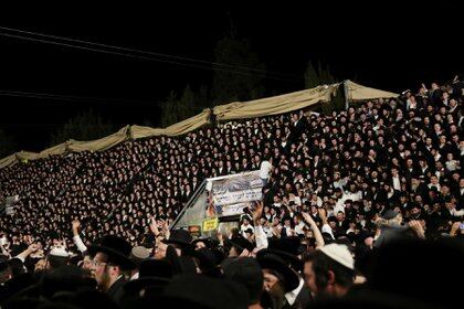 Cientos de personas celebrando durante la festividad religiosa al pie del monte Meron, Israel. REUTERS/ Stringer 