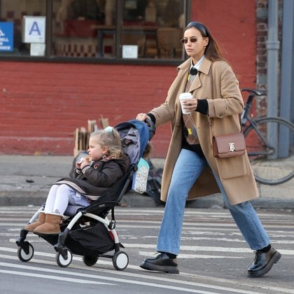 Por tercera vez en la semana, la modelo rusa Irina Shayk fue captada por las cámaras paseando por Nueva York con su hija de tres años