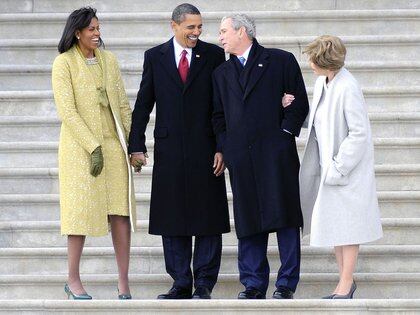 Michelle y Barack Obama el día de la asunción presidencial junto al presidente saliente George W. Bush y a su esposa Laura Bush en 2009 (Photo by Shutterstock (840553f))