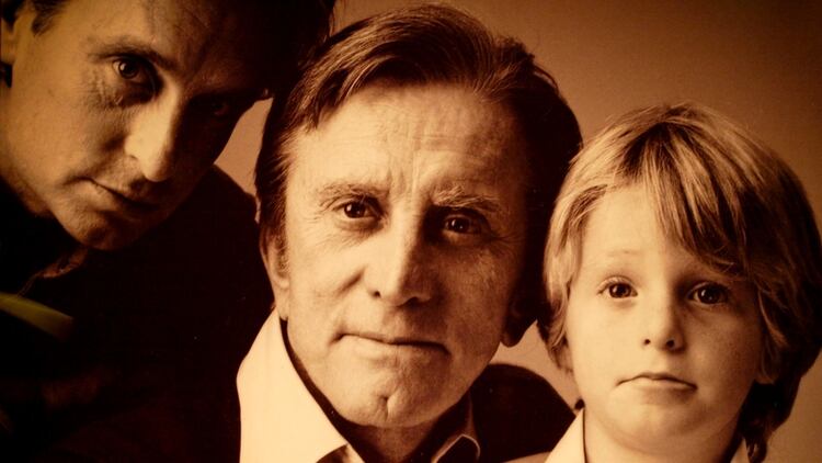 Michael, Kirk y Cameron Douglas (Shutterstock)