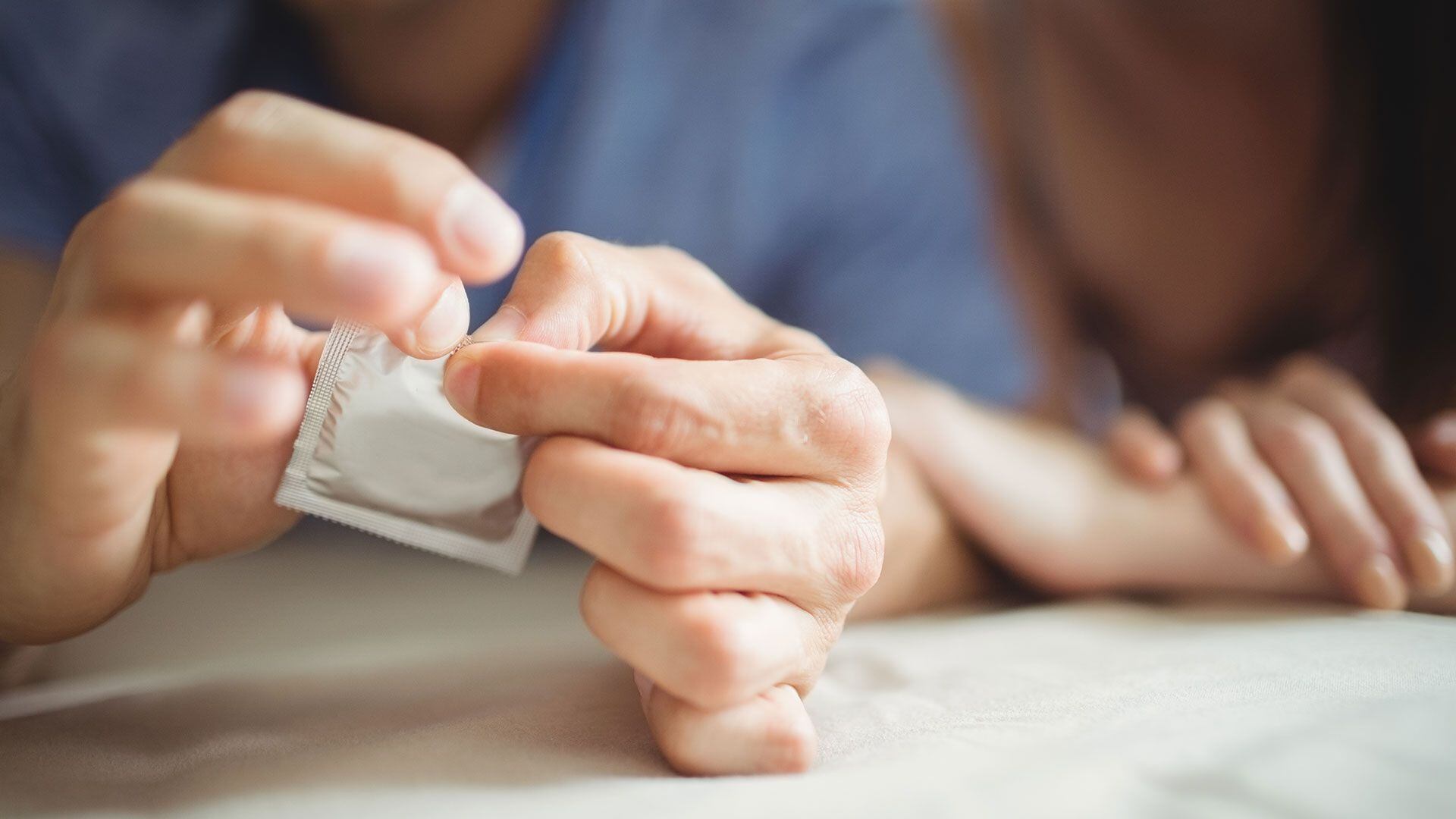 A pesar de ser el método más efectivo, solo el 17% de los jóvenes utilizan preservativos regularmente, según AHF Argentina (Getty)