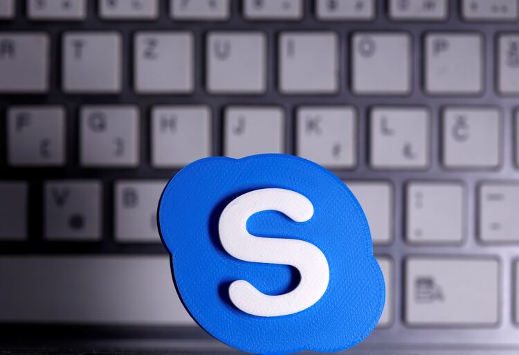 La versión gratuita de Skype permite hacer videollamadas de hasta 50 personas (REUTERS/Dado Ruvic/Illustration)