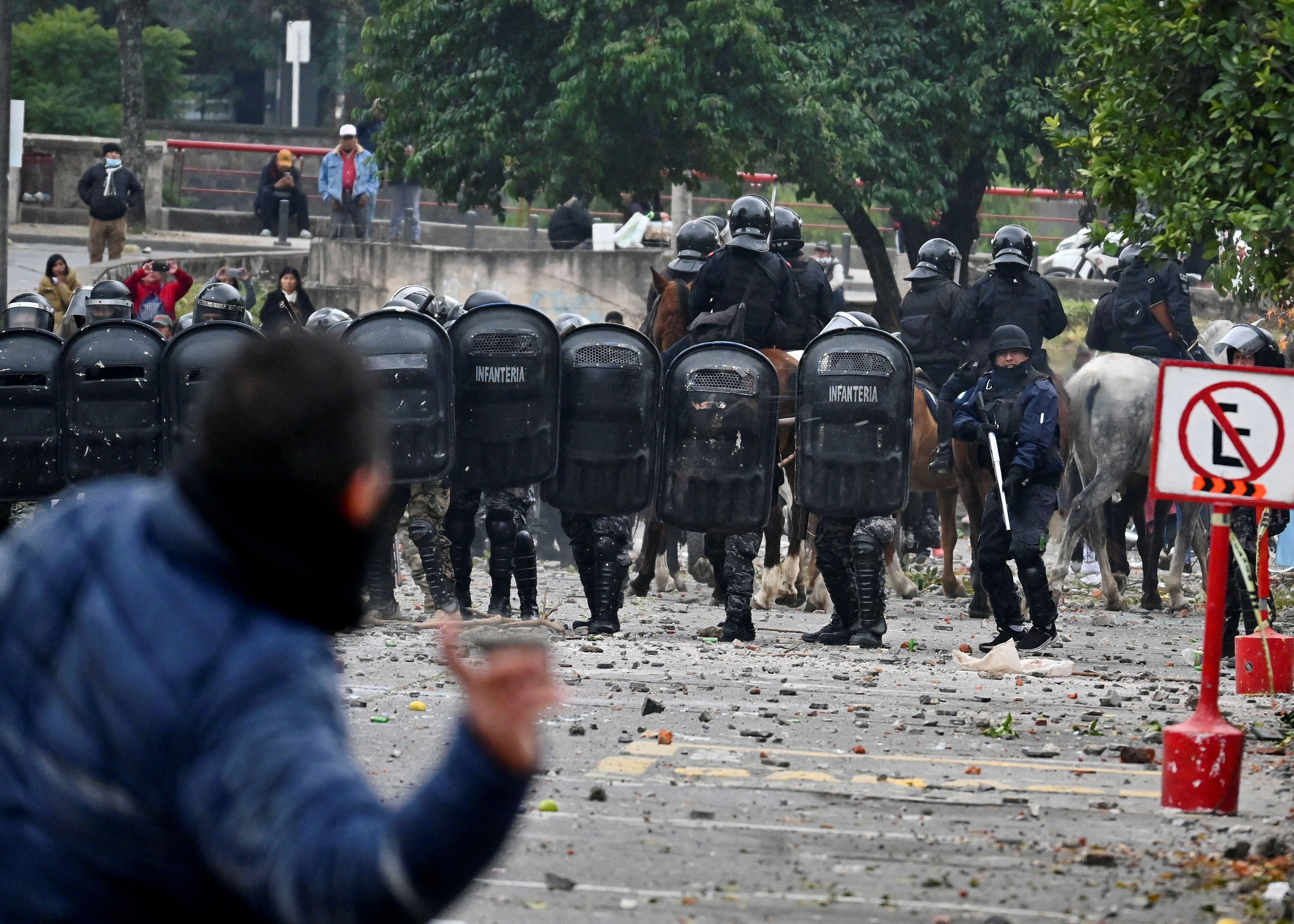 Choques entre manifestantes y la policía en San Salvador de Jujuy (Reuters)