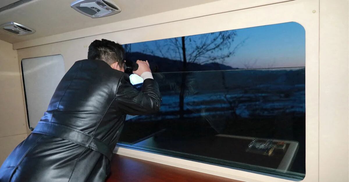 Kim Jong-un a assisté au lancement du missile hypersonique dans la mer du Japon et s’est dit satisfait de l’opération.