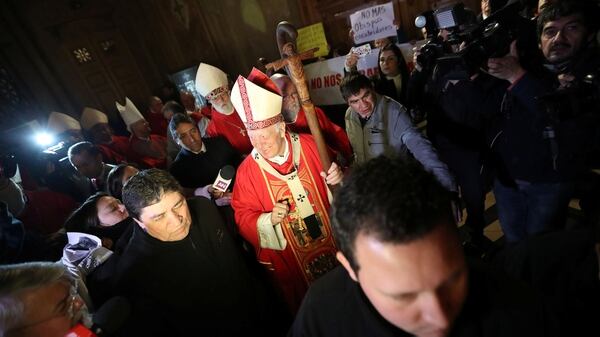 El arzobispo de Santiago, Ricardo Ezzati, en plena misa (Reuters)