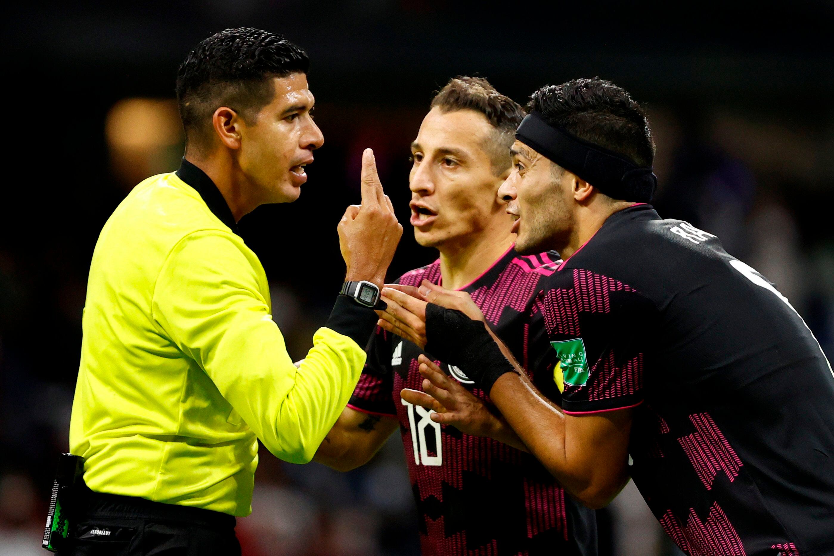 Fotografía de archivo que muestra a Raúl Jiménez (d) y Andrés Guardado (c) de México reclamar una falta, en un partido de las eliminatorias de la Concacaf para el Mundial de Catar 2022 entre México y Canadá. EFE/José Méndez