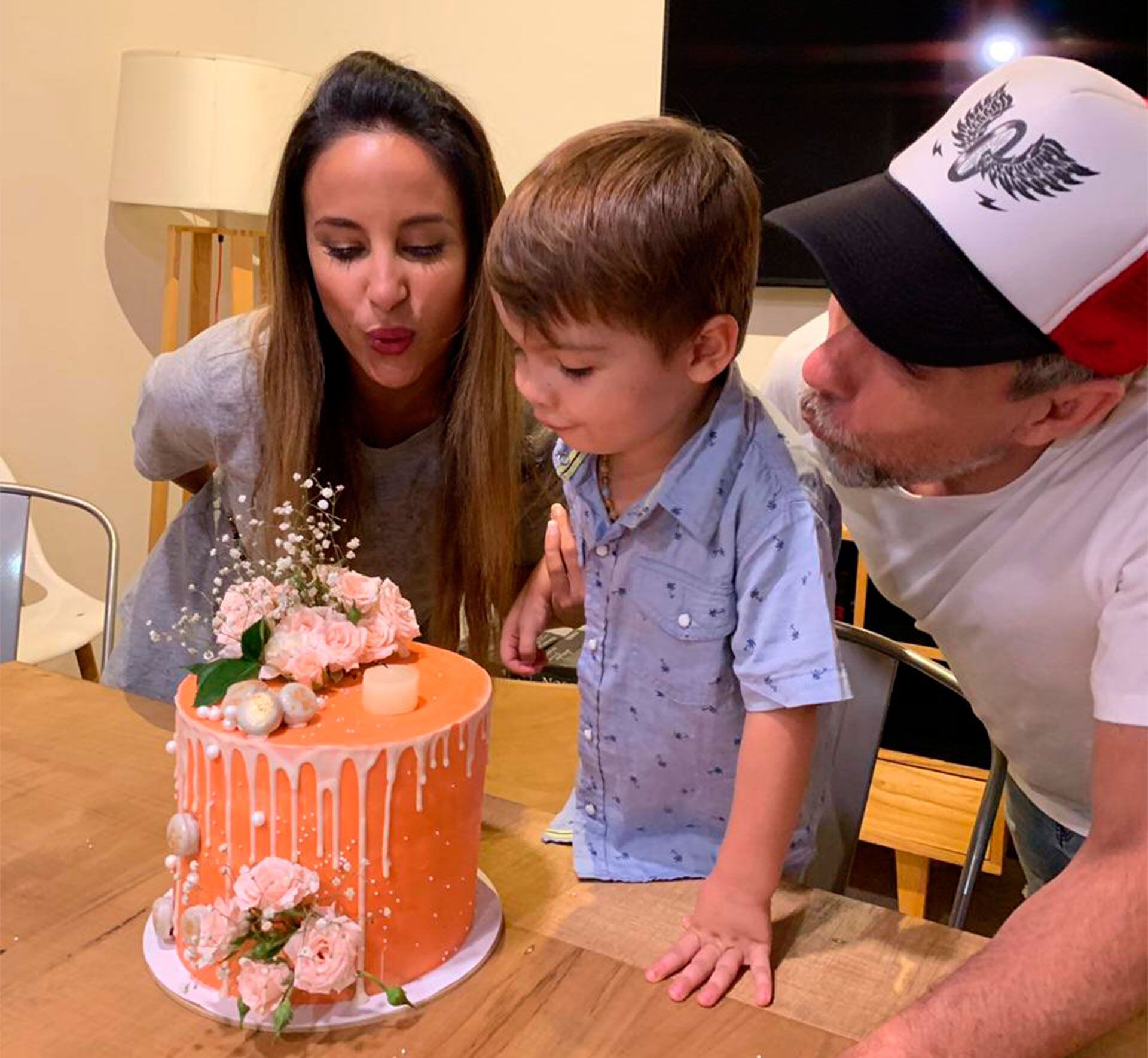 El festejo íntimo del cumple de Lourdes, con Valentín y el Chato Prada. Foto: Instagram