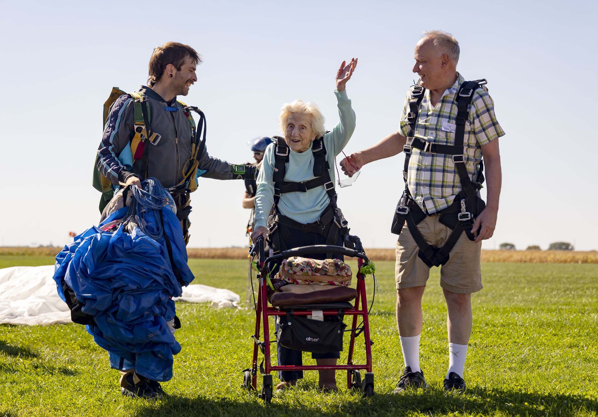 Anciana de 104 años salta en paracaídas para romper récord Guinness 