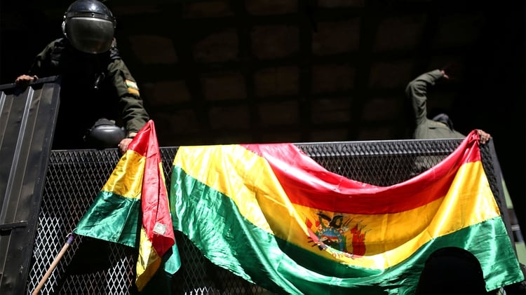 Los policías colgaron banderas bolivianas en las vallas que protegen el Palacio Presidencial (REUTERS/Luisa Gonzalez)