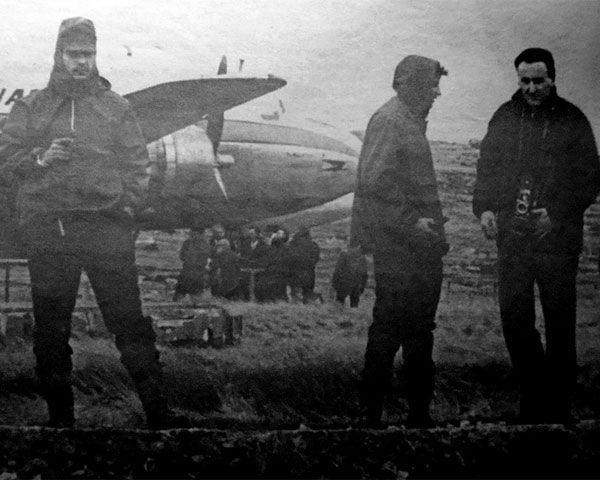 Héctor Ricardo García, a la derecha con una cámara fotográfica, fue parte del Operativo Cóndor que llevó un avión a Malvinas