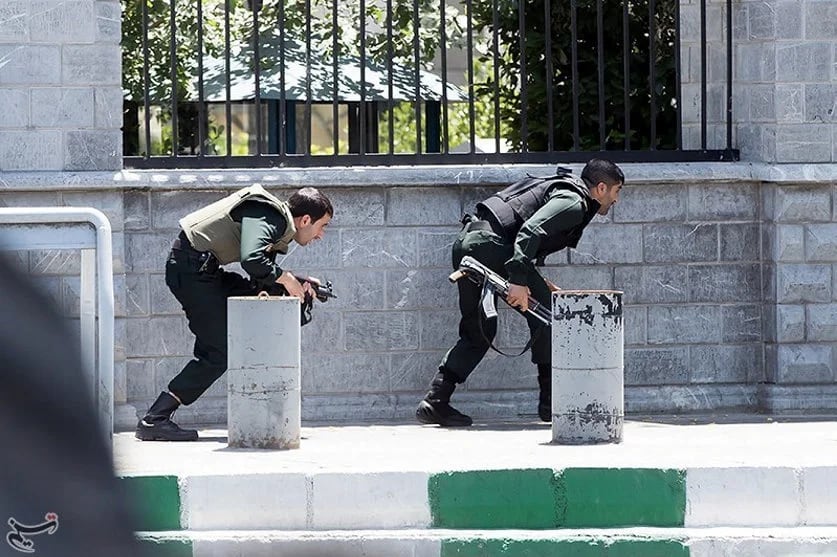 Miembros de las fuerzas armadas de iraní durante el ataque terrorista en Teherán.