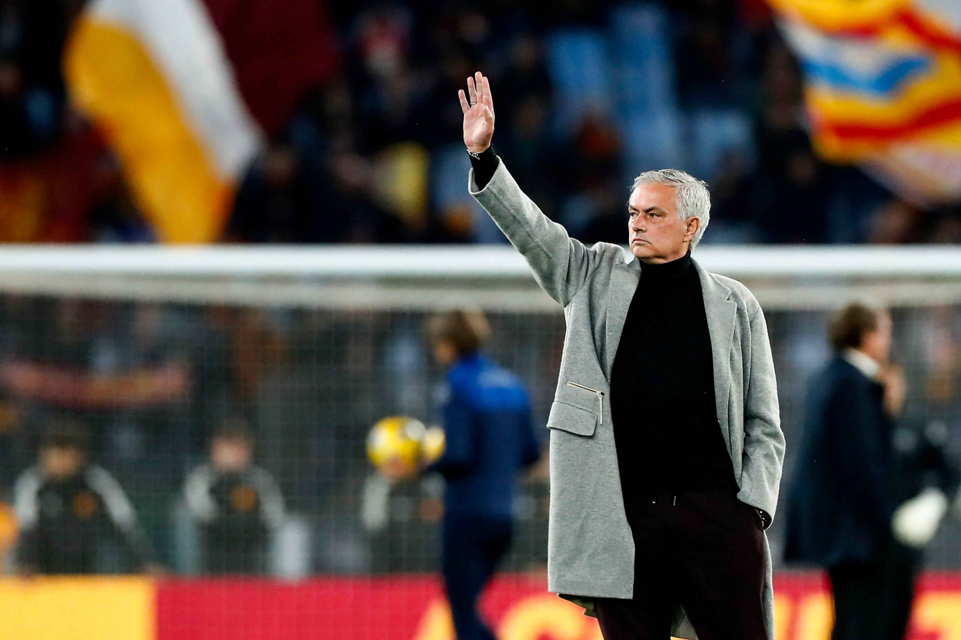 El técnico portugués Jose Mourinho saluda a la afición del Roma, tras partido de la Copa Italia. EFE/EPA/ANGELO CARCONI