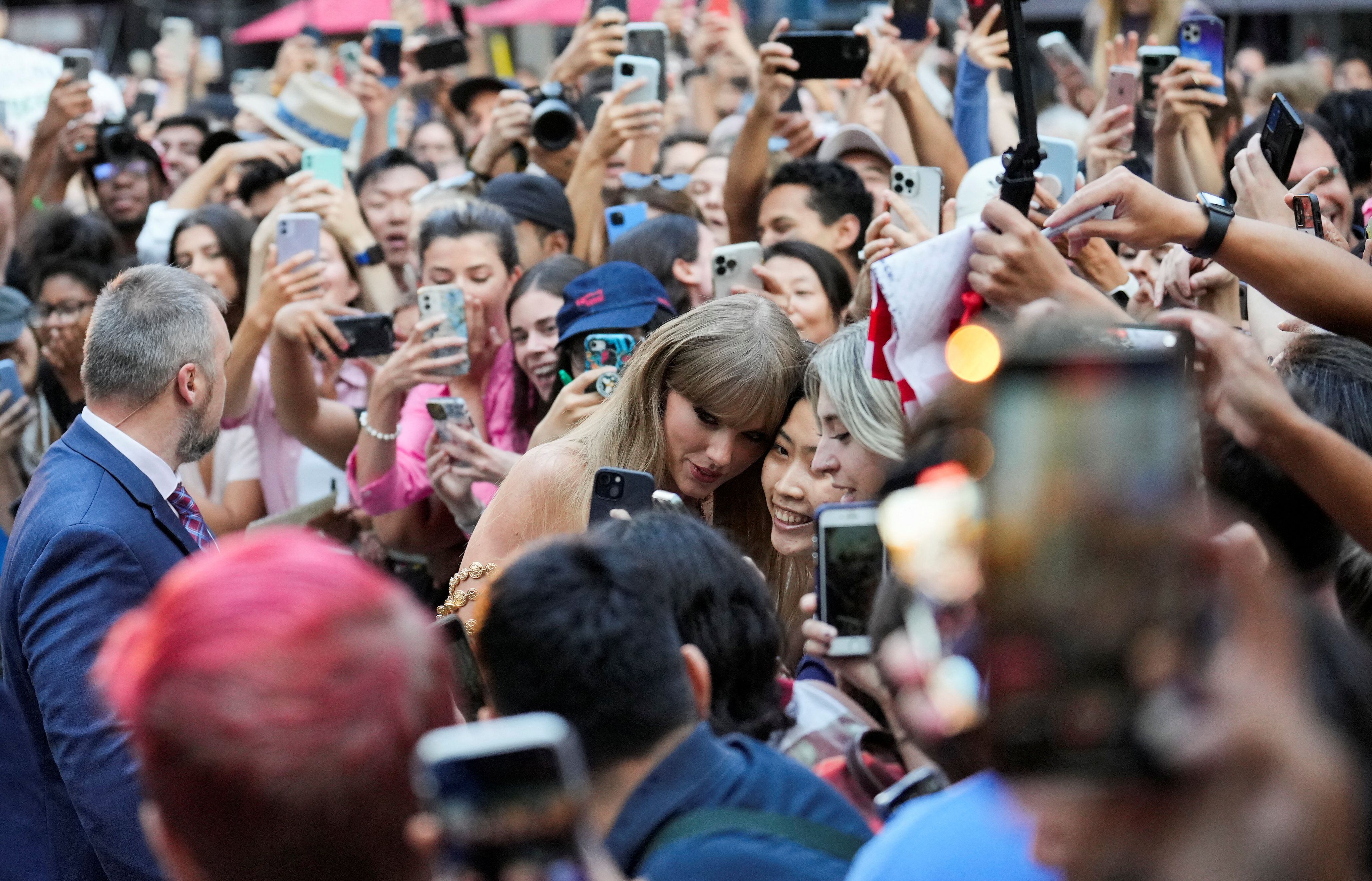 Taylor Swift junto a sus fans. REUTERS/Mark Blinch