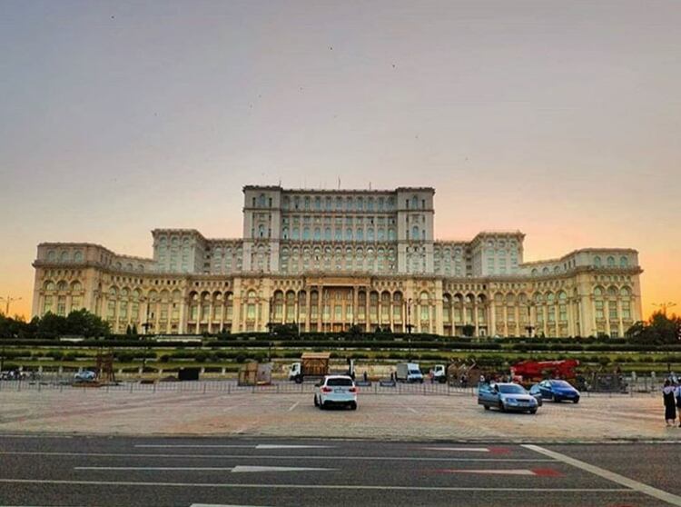 Ubicado en una colina artificial, el parlamento de Bucarest es un punto de referencia ya que posee una vista privilegiada de la ciudad