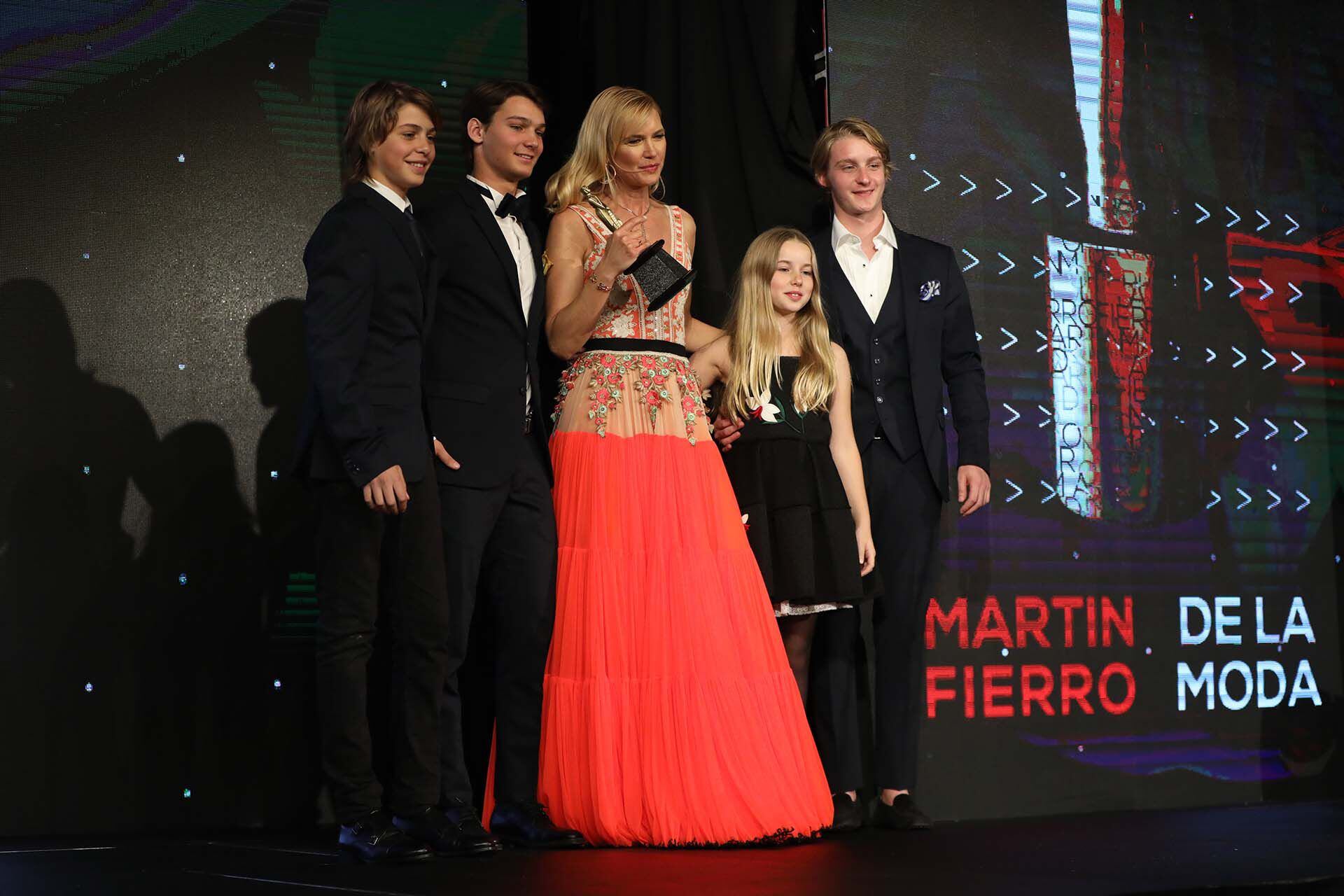 Valeria junto a sus hijos: Balthazar (20), Tiziano (17), Benicio (14) y Taina (11) Gravier. La conductora ganó un Martín Fierro en reconocimiento por su trayectoria. De aquella chica que fue descubierta por Pancho Dotto en Punta del Este a la modelo argentina más famosa del mundo... 