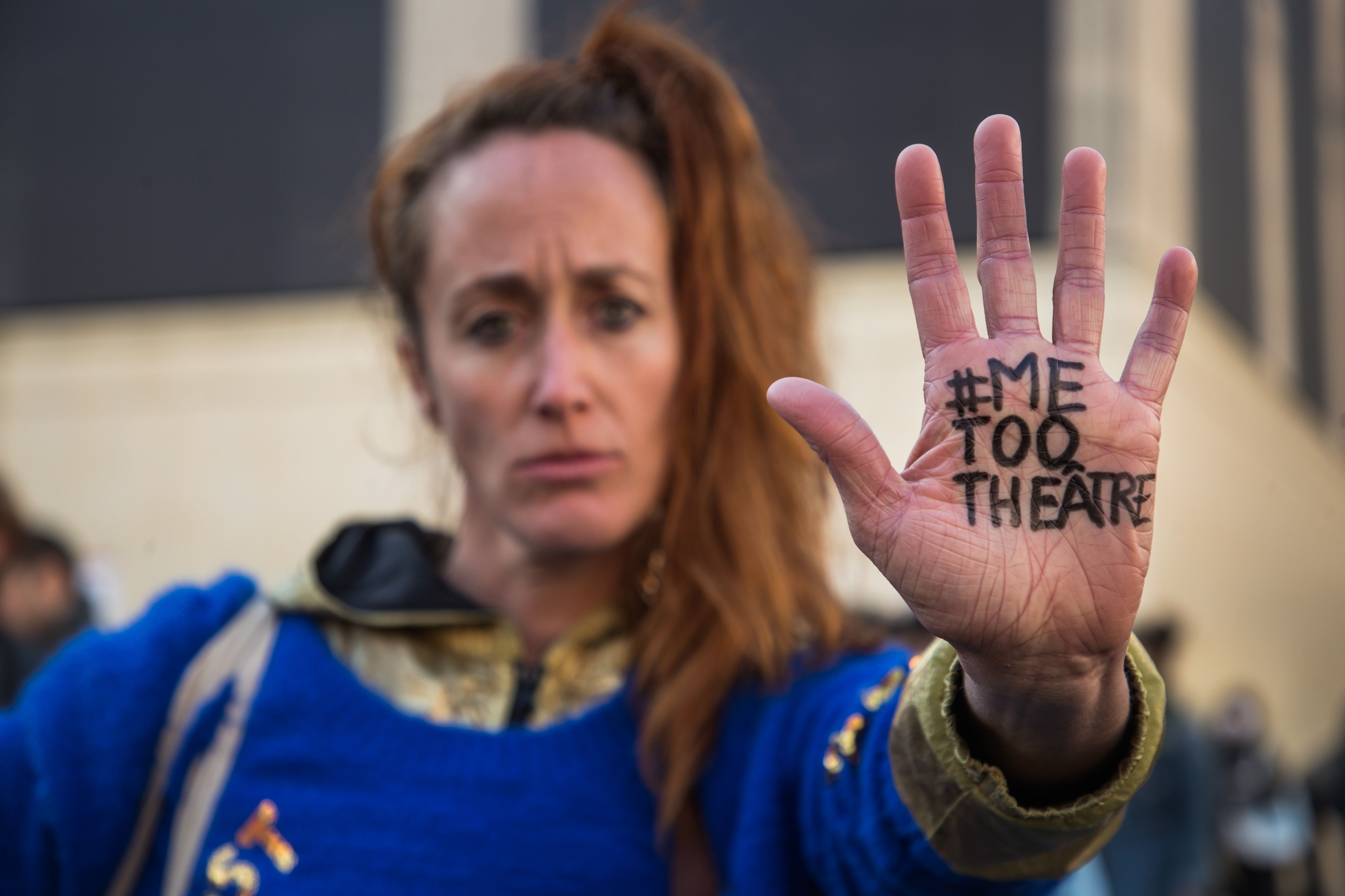 Una manifestante muestra su mano con el lema #MeTooTheatre durante una manifestación cerca del Ministerio de Cultura para denuncia los abusos sexuales en los teatros de París.- EFE/CHRISTOPHE PETIT TESSON