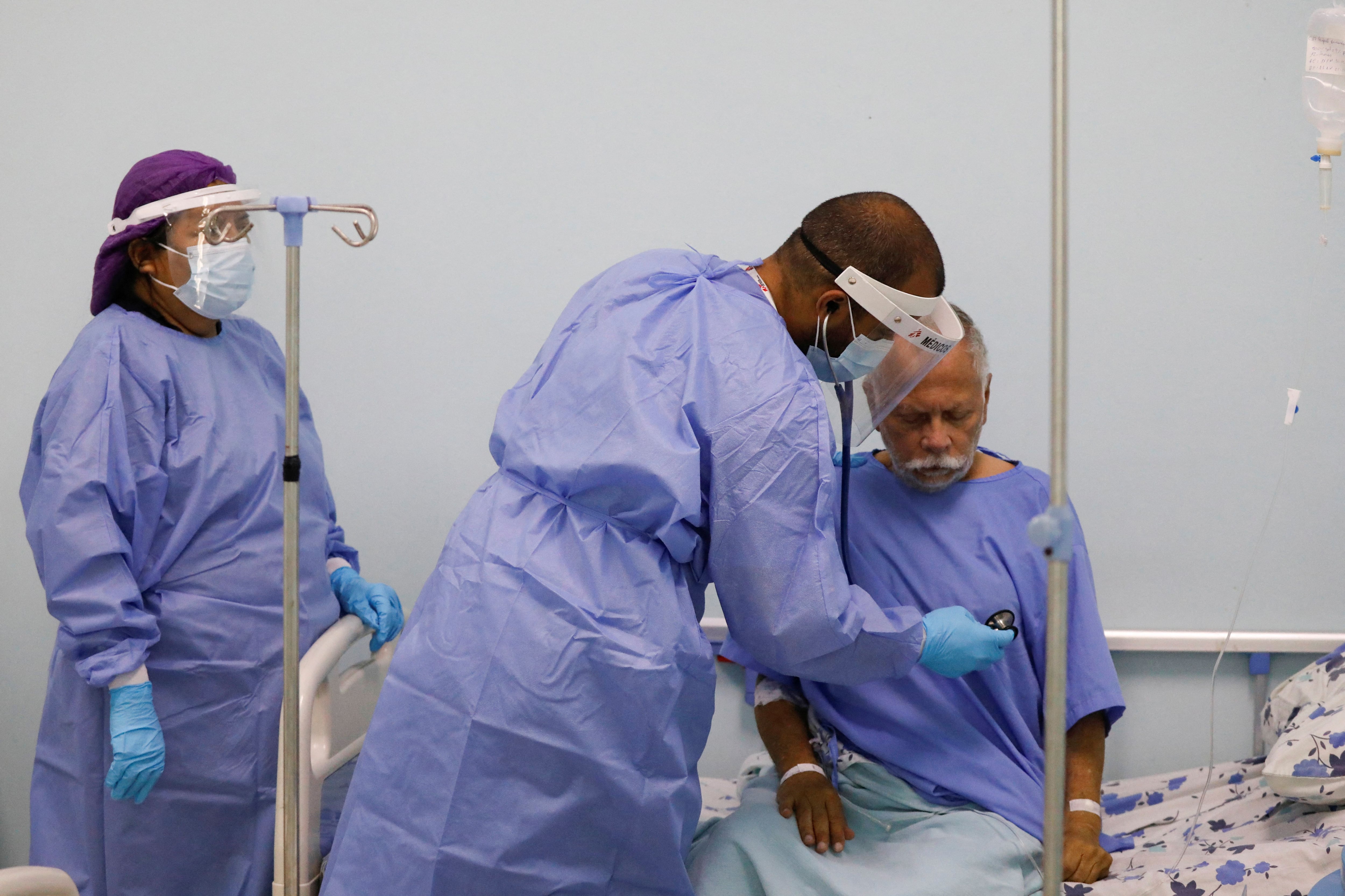 Médicos atienden a un paciente (REUTERS/Leonardo Fernández Viloria)
