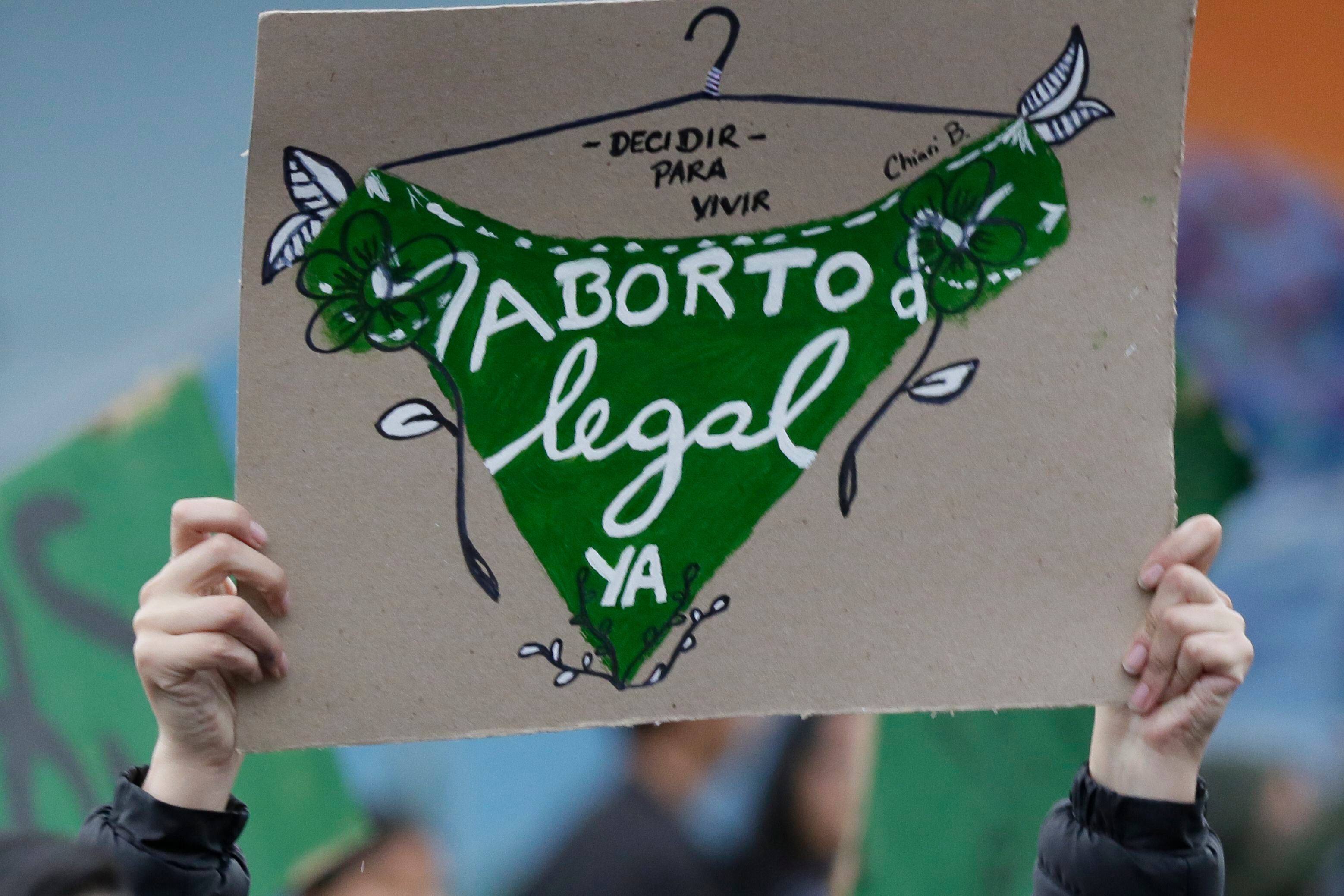 Una mujer con un cartel en defensa del aborto legal en una protesta por el Día Internacional del Aborto Seguro. (AP Foto/Dolores Ochoa)