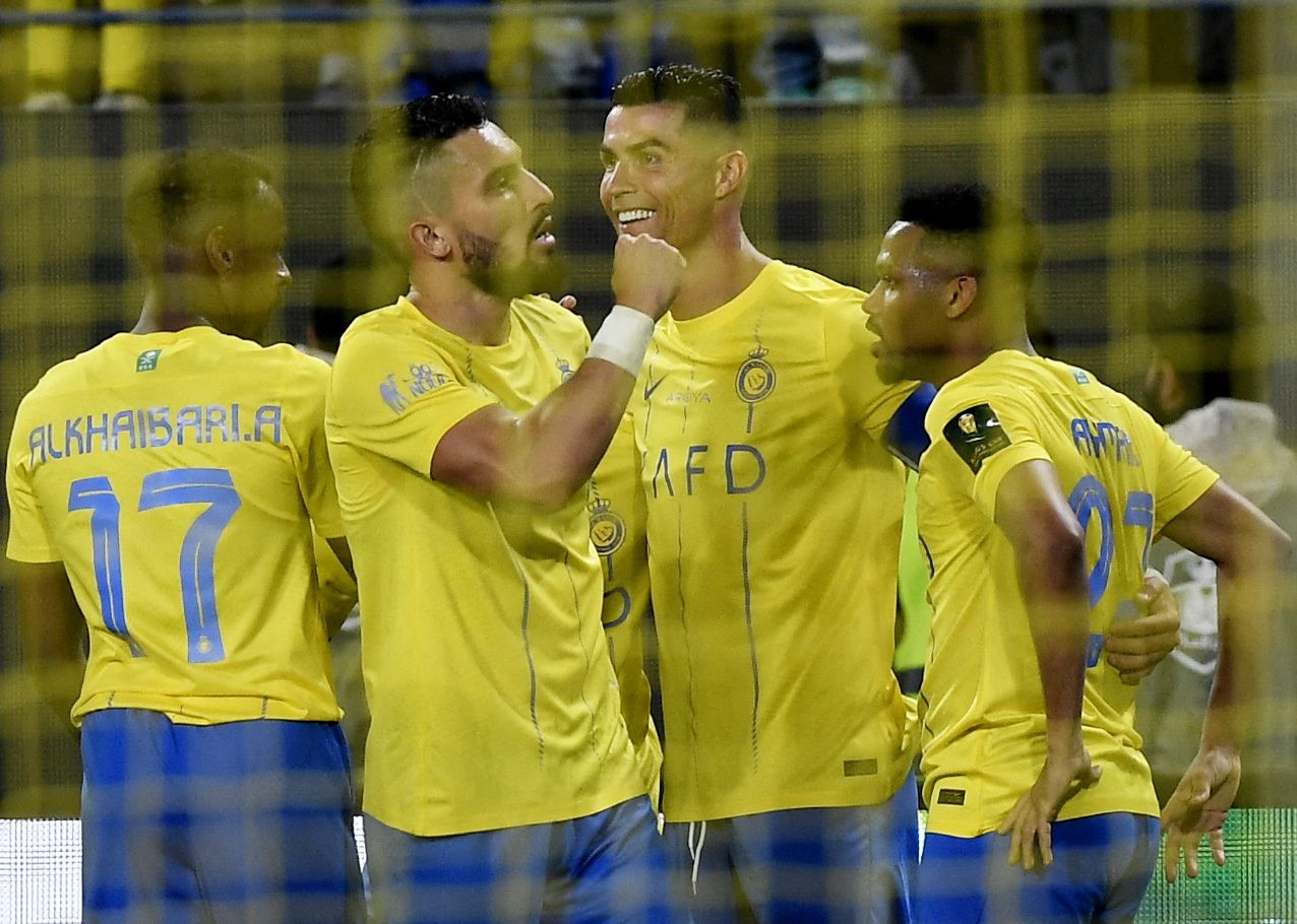 Cristiano Ronaldo de Al Nassr celebra marcar su tercer gol con sus compañeros frente al Al Khaleej por la Kings Cup (REUTERS/Stringer)