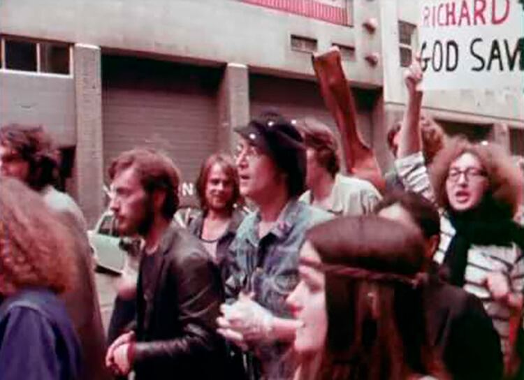 John Lennon, el cantante de melena de Liverpool que se convirtió en un activista pacifista en los Estados Unidos. En la foto es parte de una de las tantas manifestaciones por el fin de la Guerra de Vietnam.