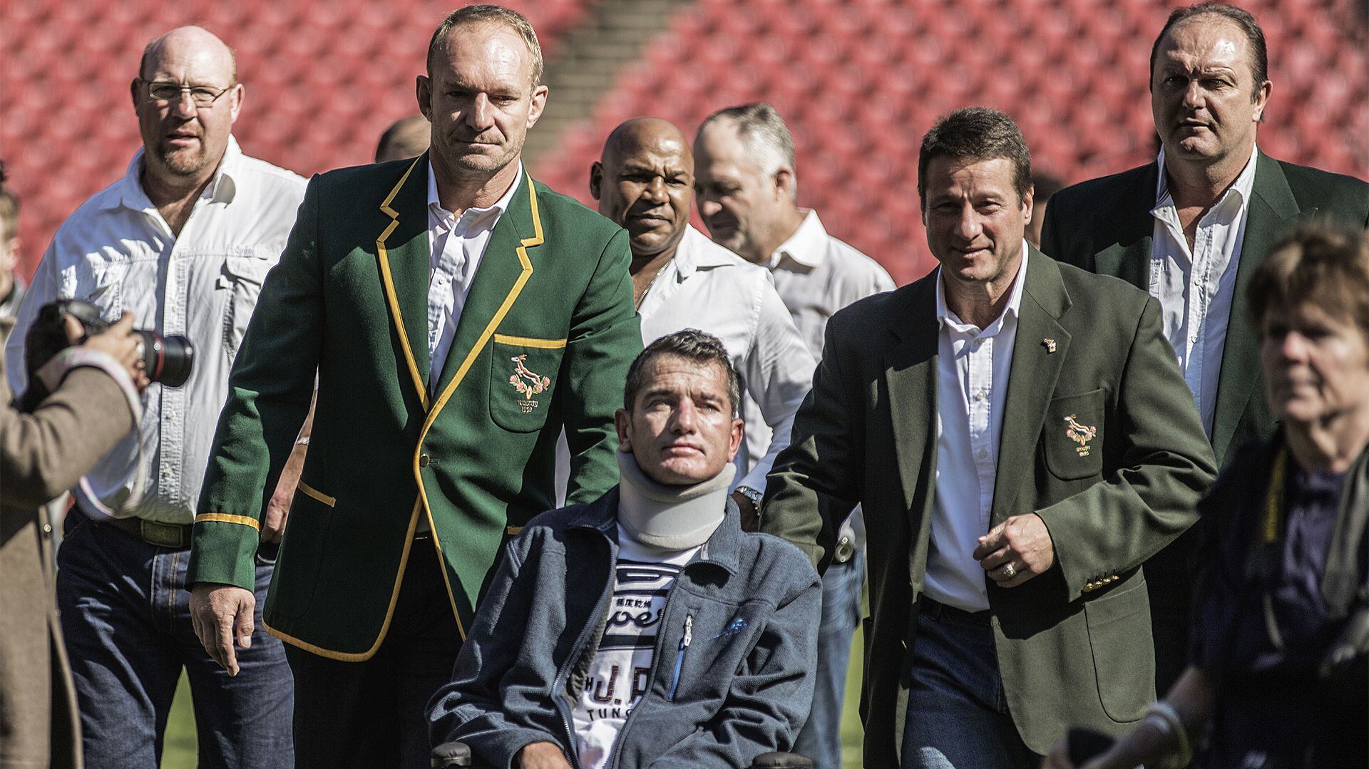 Francois Pienaar junto a su ex compañero Joost van der Westhuizen en el reencuentro de los campeones sudafricanos realizado en 2015 (AFP)