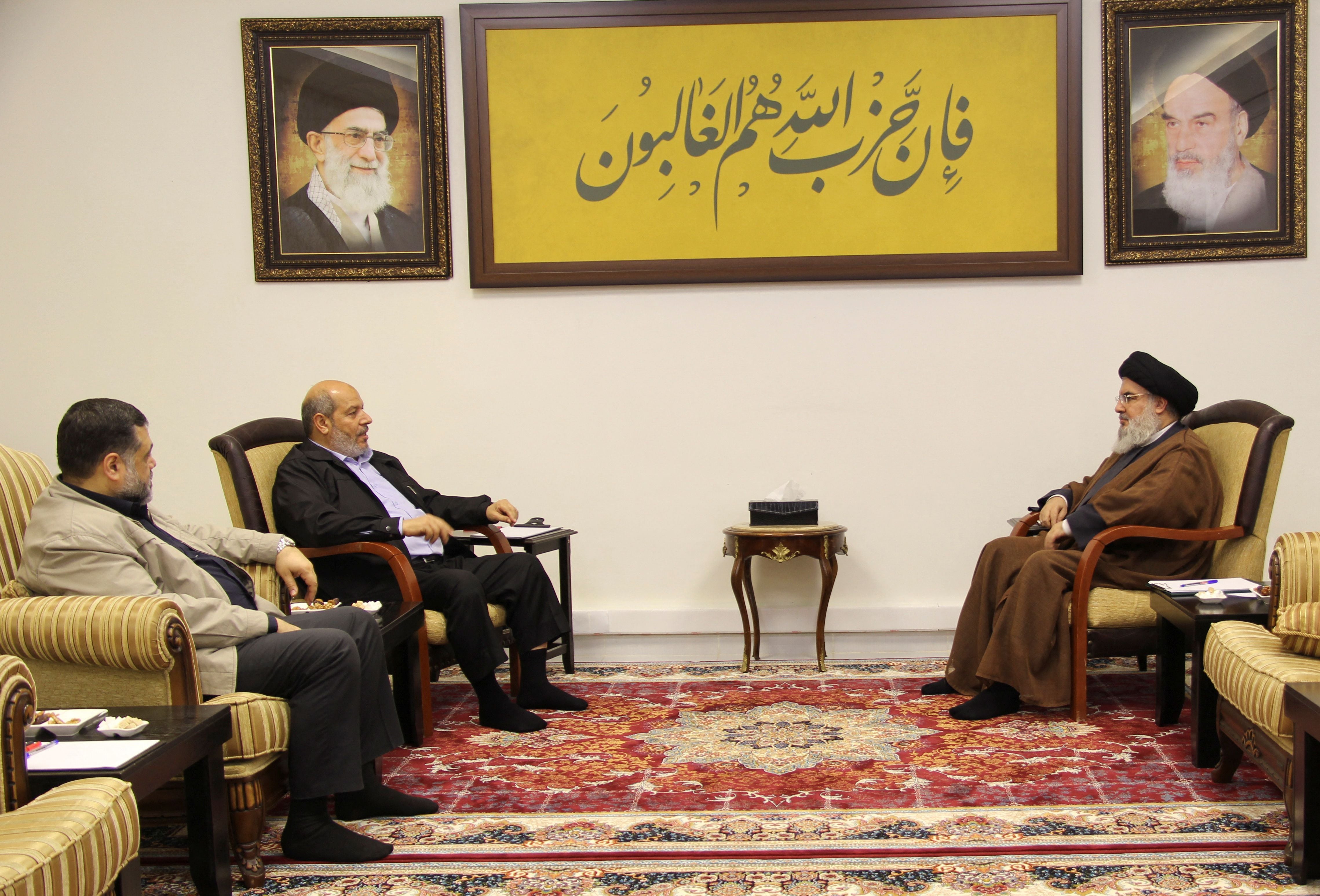 El líder de Hezbollah Hassan Nasrallah junto a los funcionarios de Hamas Khalil al-Hayya y Osama Hamdan (Reuters)