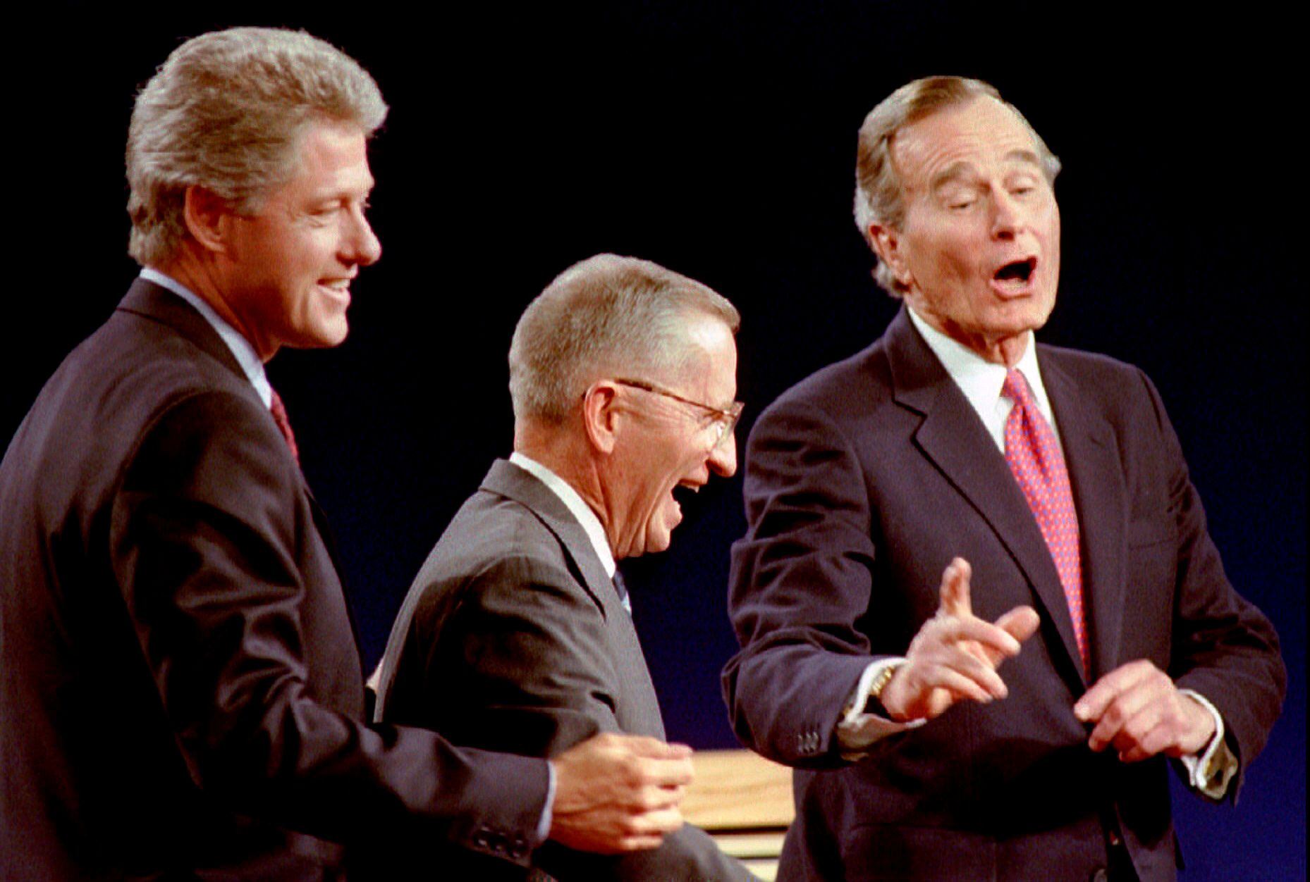 Los candidatos Bill Clinton, el independiente Ross Perot y George Bush durante uno de los debates presidenciales de 1992. REUTERS/Mark Cardwell.