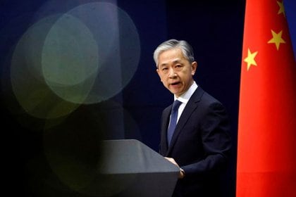 Il portavoce del ministero degli Esteri cinese Wang Weinpin durante una conferenza stampa a Pechino, Cina, il 14 dicembre 2020 (Reuters / Thomas Peter)