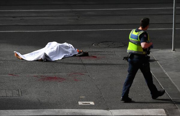 El cuerpo de la persona que perdió su vida a manos del terrorista (Reuters)