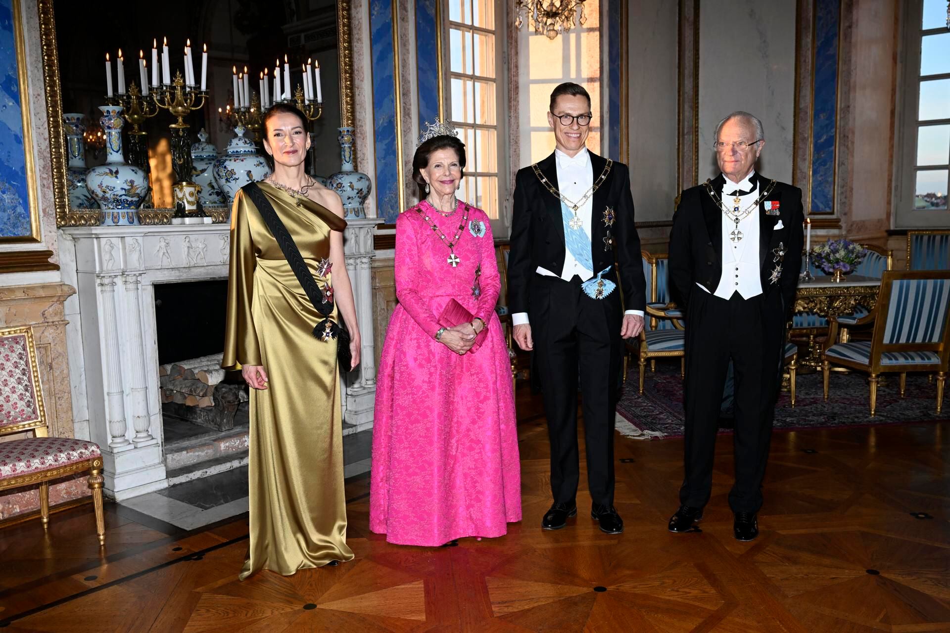 (I-D) La primera dama de Finlandia Suzanne Innes-Stubb, la reina Silvia de Suecia, el presidente de Finlandia Alexander Stubb y el rey de Suecia Carl Gustaf posan para una foto de grupo antes de la cena de gala en Palacio de Estocolmo