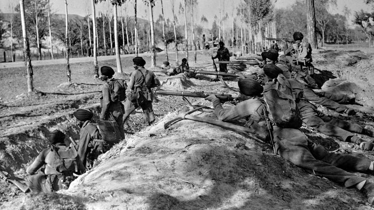 En esta foto de archivo del 9 de noviembre de 1947, las tropas indias toman posiciones en la carretera en Baramula Road para ayudar a los invasores a alejarse más de la capital de Cachemira, Srinagar. India y Pakistán lucharon en una guerra por el control de la mayoría musulmana de Cachemira (AP/Max Desfor, archivo)