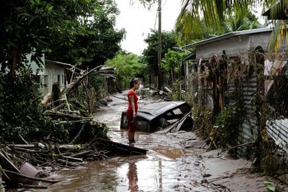Desolación ante la destrucción del huracán Eta, en Pimienta, Honduras. Una situación que provoca la migración climática. REUTERS/Jorge Cabrera